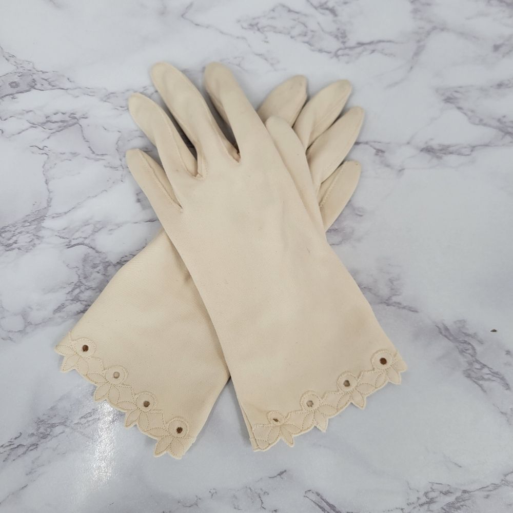 Vintage Ladies Cream Scalloped Eyelet Edge Dress Gloves